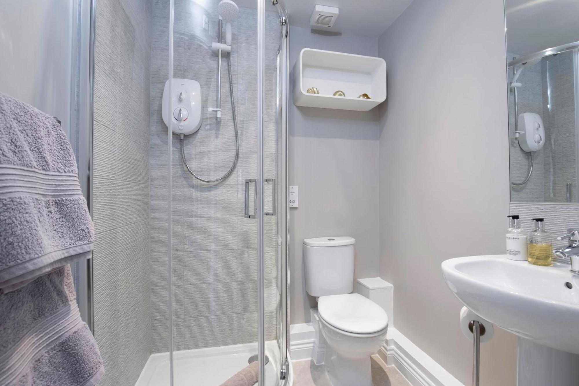 Elliot Oliver - Modern 2 Bedroom Town Centre Apartment Cheltenham Exterior foto